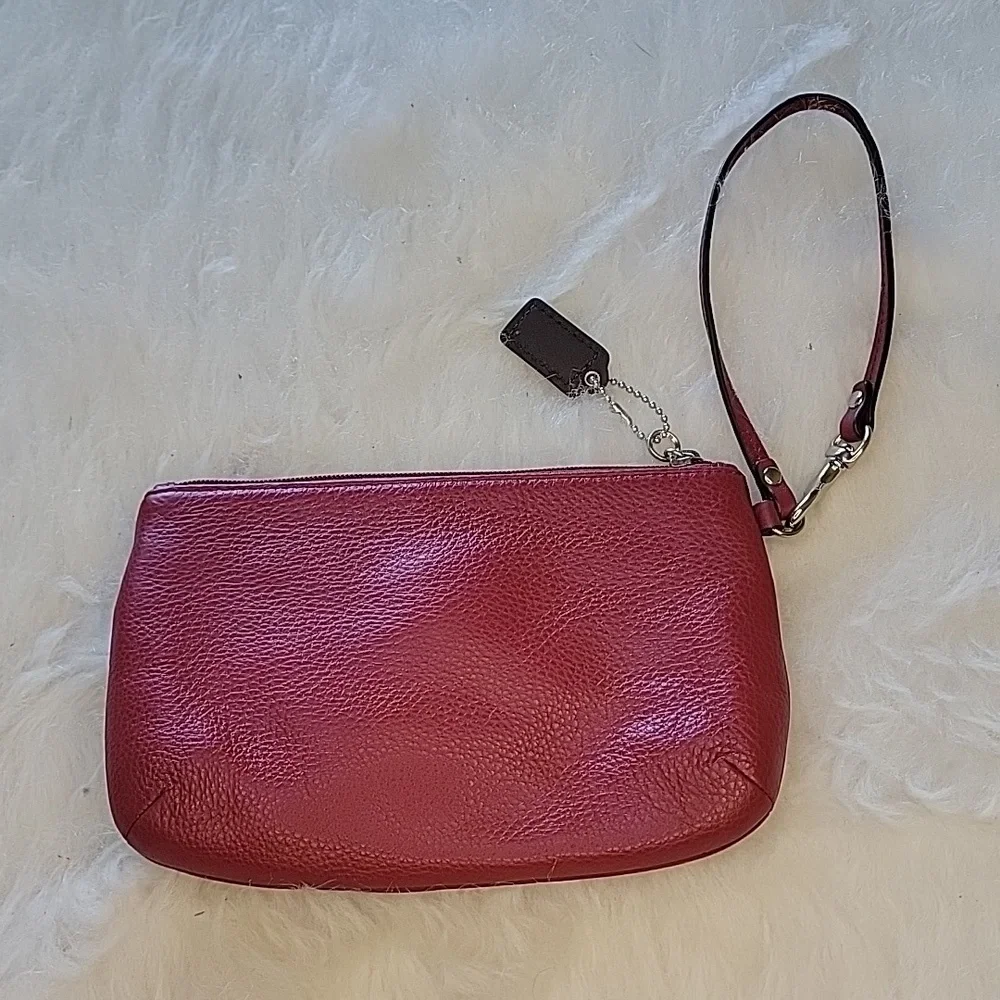 COACH Red Pebbled Leather Small Zippered Turn Lock‎ Preppy Wristlet Wallet Bag